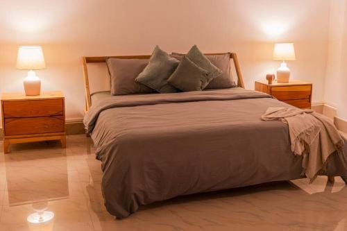 艾藻尔Sewaro Homestay, 2BHK Suite的一间卧室配有一张带2个床头柜的大床