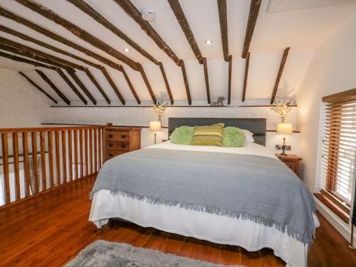 PillatonThe Weary Friar Inn的一间卧室设有一张大床和两个窗户。