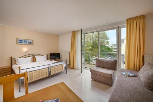 奥斯特西巴德钦诺维茨海滩珍珠酒店的酒店客房设有一张床和一个阳台。