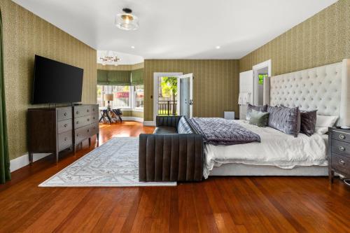 MontecitoMontecito Hamptons Style Gated Resort - Steps from the Beach的一间卧室配有一张大床和一台平面电视