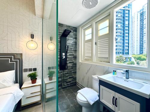 新加坡Kam Leng Hotel的带淋浴、卫生间和盥洗盆的浴室
