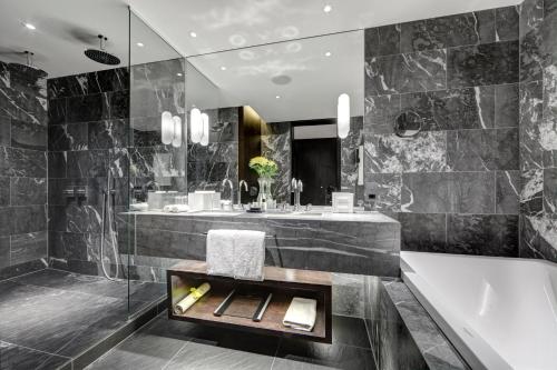 伦敦南广场酒店的带浴缸、水槽和浴缸的浴室