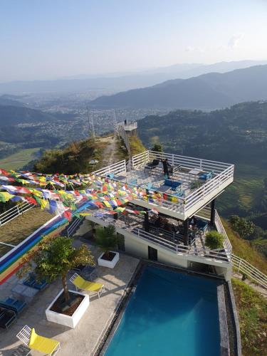 博卡拉Dhikidada Resort的山顶上带游泳池的度假胜地