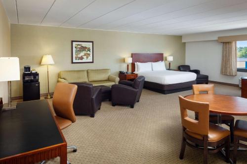 丹弗斯波士顿北岸丹弗斯希尔顿逸林酒店的酒店客房配有一张床铺和一张桌子。