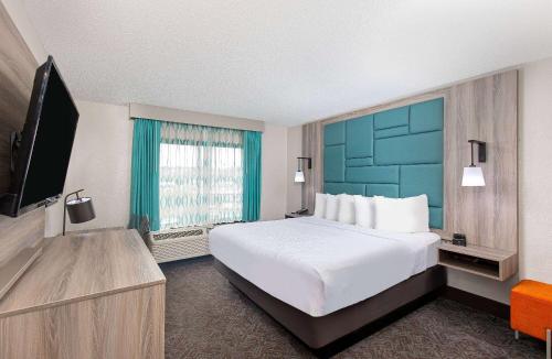 鸽子谷皮格佛格-多丽乌拉昆塔汽车旅馆的一间酒店客房,配有一张大床和一台平面电视