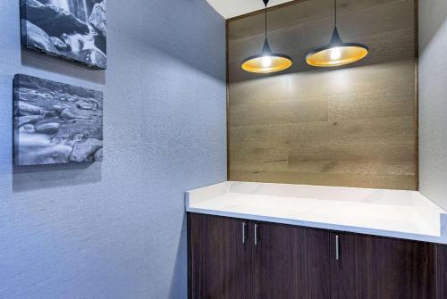 鸽子谷皮格佛格-多丽乌拉昆塔汽车旅馆的浴室设有白色的柜台和2盏灯。