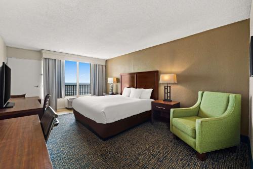 斩魔山海滨康福特茵酒店的配有一张床和一把椅子的酒店客房