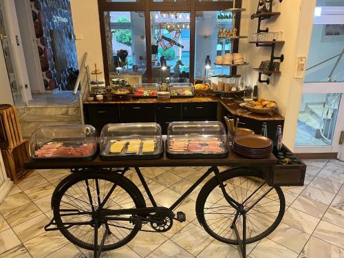 施洛斯霍尔特-斯图肯布罗克Pension Ottenheide的厨房里装有食物的食车