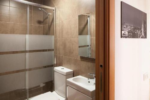 巴塞罗那Ola Living Sagrada Familia的浴室配有卫生间、盥洗盆和淋浴。
