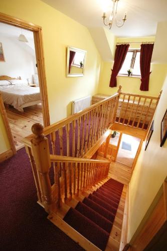 奥赫里姆Macreddin Rock Bed & Breakfast的卧室的木楼梯