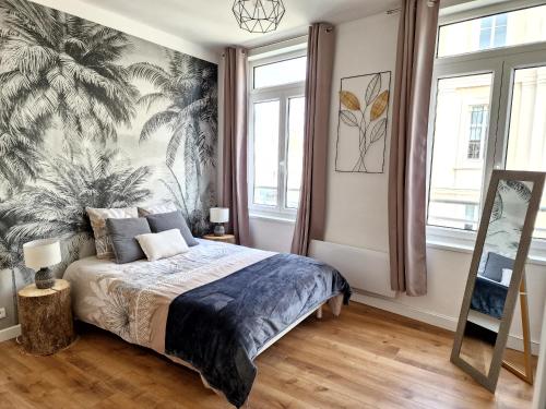 敦刻尔克Appartement Dunkerque的一间卧室配有一张带热带壁纸的床
