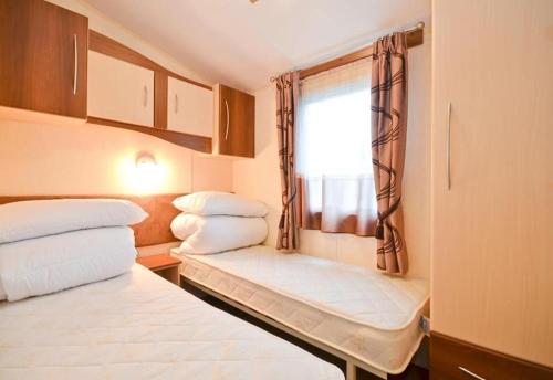 尚克林KINSGATE 2的小房间设有两张床和窗户