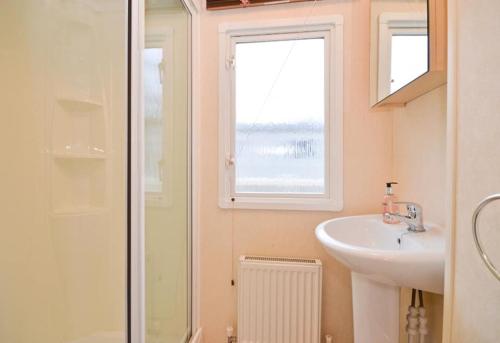 尚克林KINSGATE 2的一间带水槽、窗户和淋浴的浴室