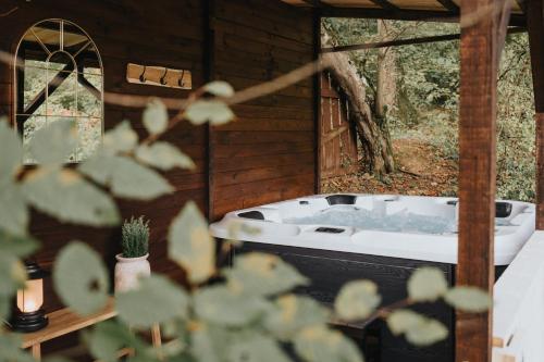 博兰refuges的树屋内的浴缸