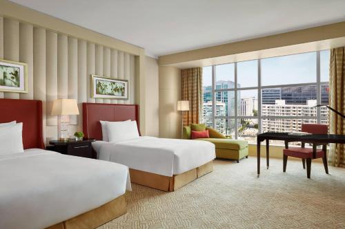 北京北京金融街丽思卡尔顿酒店的酒店客房配有两张床和一张书桌