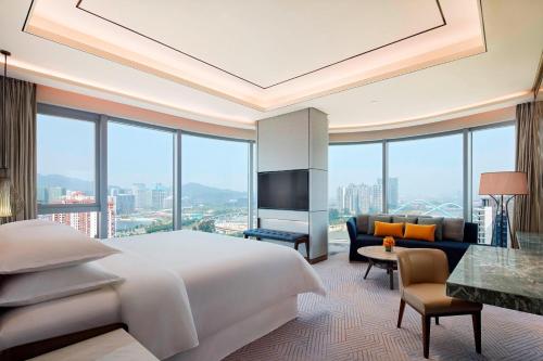 广州广州南沙越秀喜来登酒店的一间卧室设有一张大床和一个大窗户