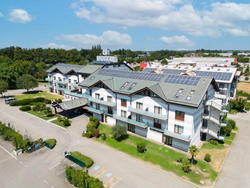 坎波加利亚诺贝斯特韦斯特摩德纳区酒店的建筑的空中景观,上面有太阳能电池板