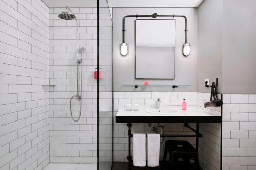 万隆万隆慕奇夕酒店的白色的浴室设有水槽和镜子