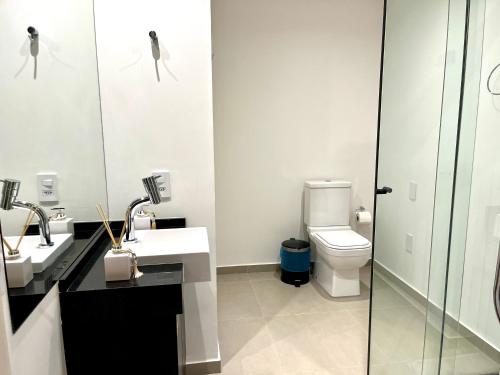 圣保罗Studio moderno a 5min a pé do Allianz Parque的浴室配有卫生间、两个盥洗盆和淋浴。