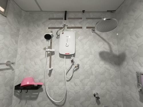 马兰ROOMSTAY NIMAZA Bilik 1的浴室设有粉红色凳子和淋浴