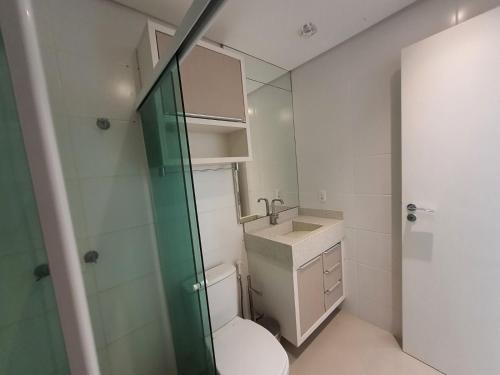 邦巴斯Apartamento a 60m da praia de Bombas的一间带卫生间、水槽和镜子的浴室