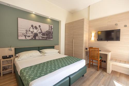 热那亚伊斯佩里亚酒店的一间酒店客房,配有一张床和一台电视