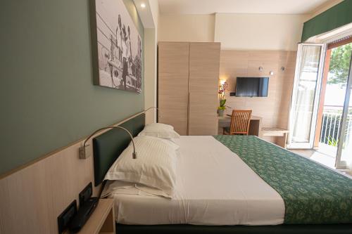 热那亚伊斯佩里亚酒店的一间卧室,卧室内配有一张大床