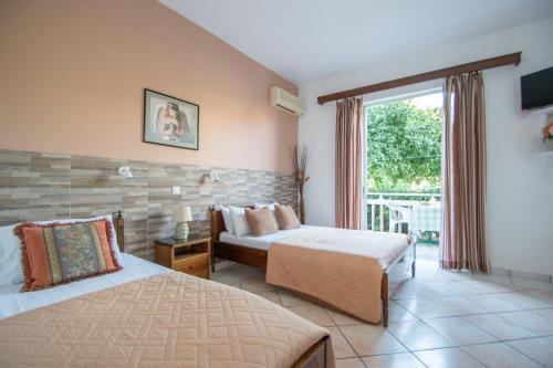 拉加纳斯Dora Studios的酒店客房设有两张床和一个阳台。