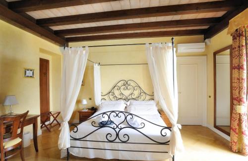 Travo科伦巴拉Spa和康体酒店的一间卧室配有一张带天蓬的白色床