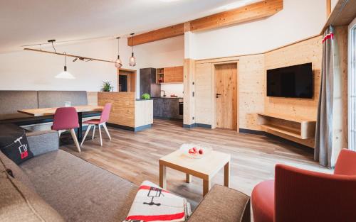 雷滕贝格Gsolhof的客厅配有沙发和桌子