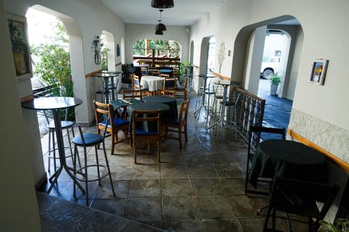 圣罗克São Roque Park Hotel的一间在房间内配有桌椅的餐厅