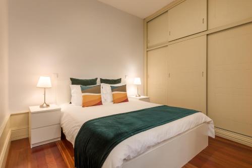 波尔图Discovery | Porto-Flores的一间卧室配有一张大床和两盏灯。