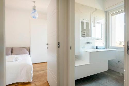 米兰LUVI - Campania的白色的浴室设有水槽和镜子