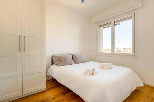 米兰LUVI - Campania的白色卧室配有带2条毛巾的床