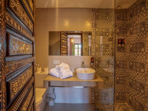 马拉喀什Riad Dar Sido的一间带水槽和淋浴的浴室