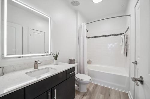 夏洛特Premium Apartments and Studios at Midtown 205 in Charlotte的白色的浴室设有水槽和卫生间。
