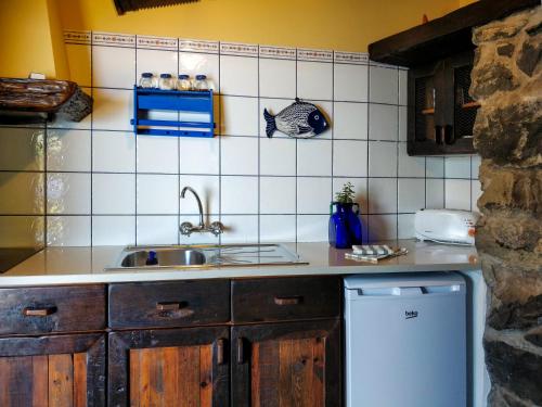阿科达卡列塔Calhau Grande的厨房配有水槽和冰箱