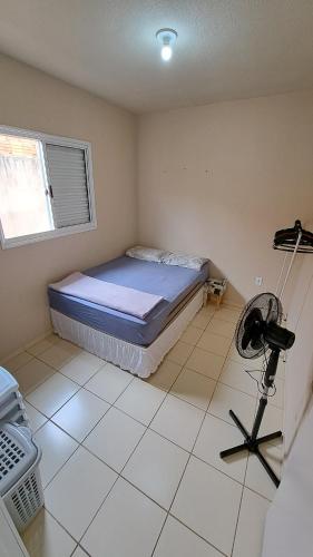 马里利亚Casa Confortável Mobiliada的一间卧室,配有一张床和摄像头