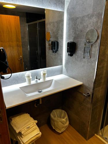 奥尔迪诺圣巴巴拉德拉瓦尔德奥尔迪诺酒店的一间带水槽和镜子的浴室