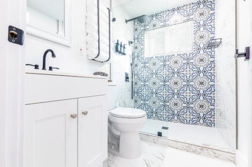 迈阿密Serenity Lodge Condo的一间带卫生间的浴室以及蓝白墙纸