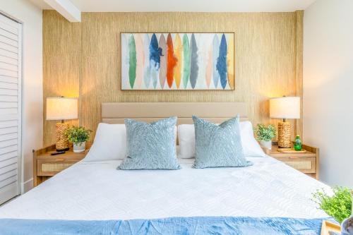 迈阿密Serenity Lodge Condo的一间卧室配有一张带蓝色枕头的床