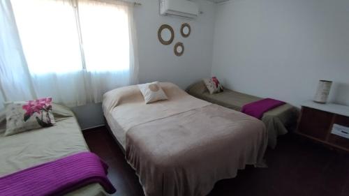 波萨达斯Casa para 6 y 1 garaje - Yerutí的一间卧室设有两张床和窗户。