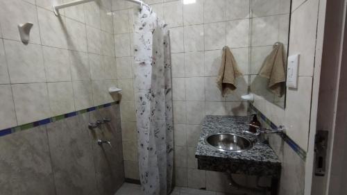 波萨达斯Casa para 6 y 1 garaje - Yerutí的一间带水槽和淋浴的浴室
