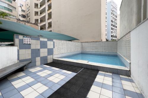 里约热内卢Estúdio sofisticado no Flamengo - CZL505 Z5的建筑物一侧的游泳池