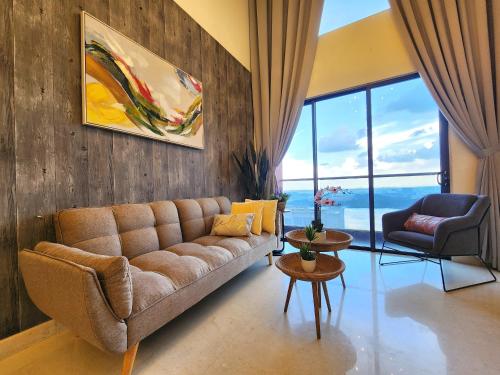 新山Loft Suite Seaview JB CIQ 7Pax的客厅配有沙发和桌子