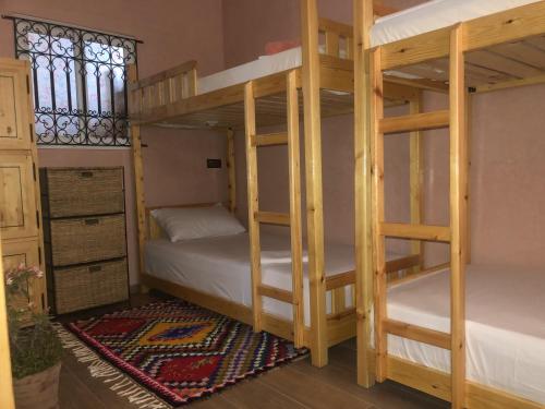 塔哈佐特Hostel blue house Taghazout的双层床间 - 带两张双层床