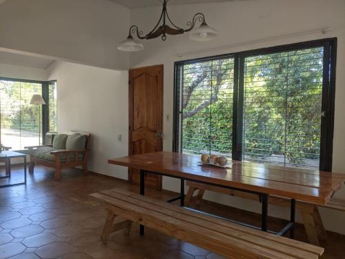 卢汉德库约Quinta Don Benito - Chacras de Coria-的客厅设有木桌和大窗户