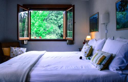 坎伯雷塔拉斯卡斯卡达斯酒店的卧室配有一张大白色床和窗户