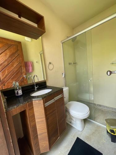 São Gonçalo do AmarantePousada MKC的浴室配有卫生间、盥洗盆和淋浴。