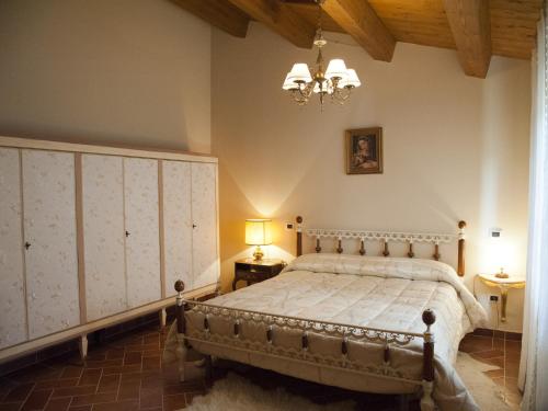 雷卡纳蒂太阳之地农家乐的一间卧室配有一张床和一个吊灯